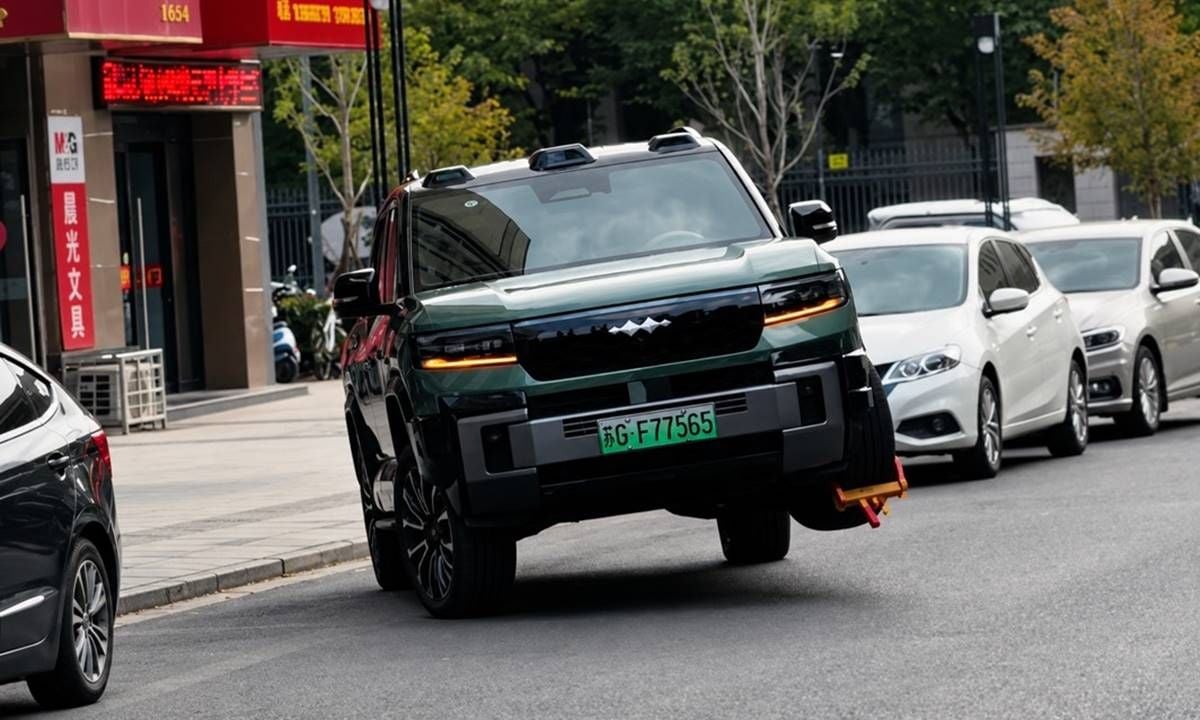 A este BYD le ponen un cepo y consigue marcharse circulando sobre tres ruedas