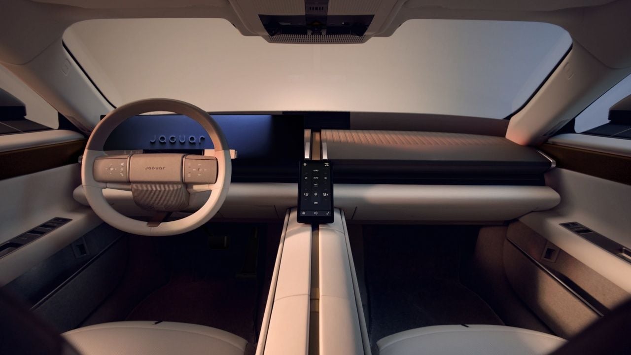 Jaguar muestra el radical habitáculo del Type 01, que rompe por completo con el pasado de la marca