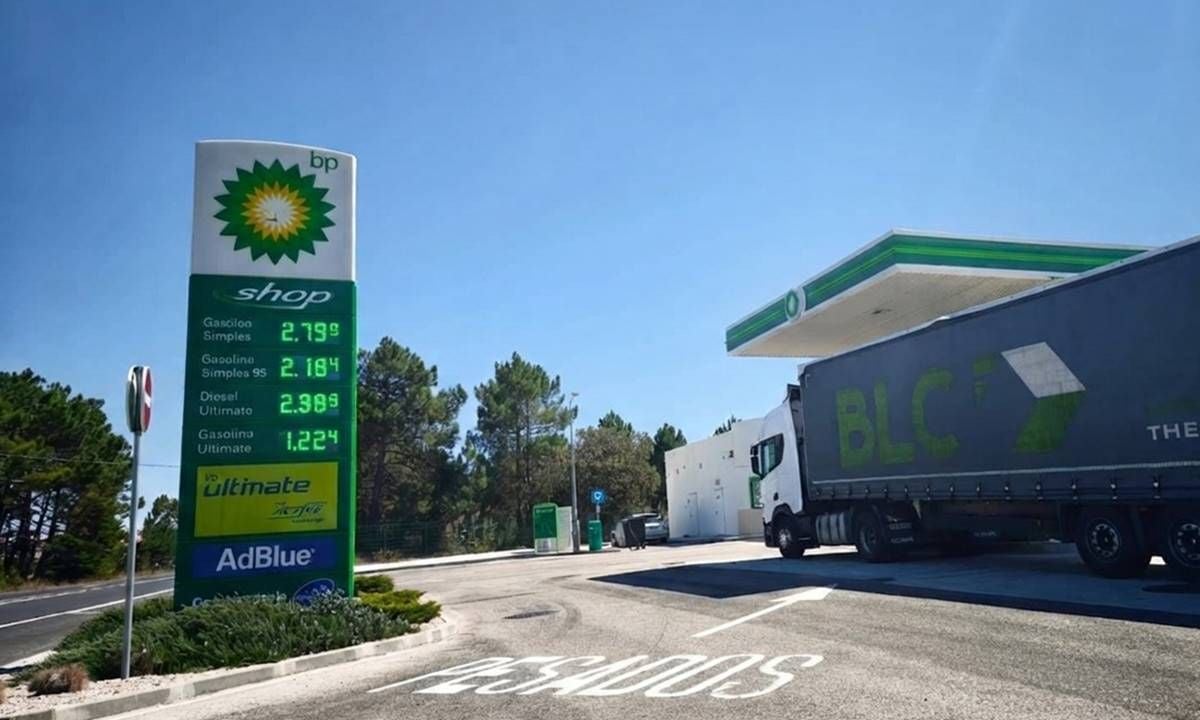 El combustible se acerca a los 3 euros por litro en Europa: así queda la diferencia de moverse con un coche eléctrico