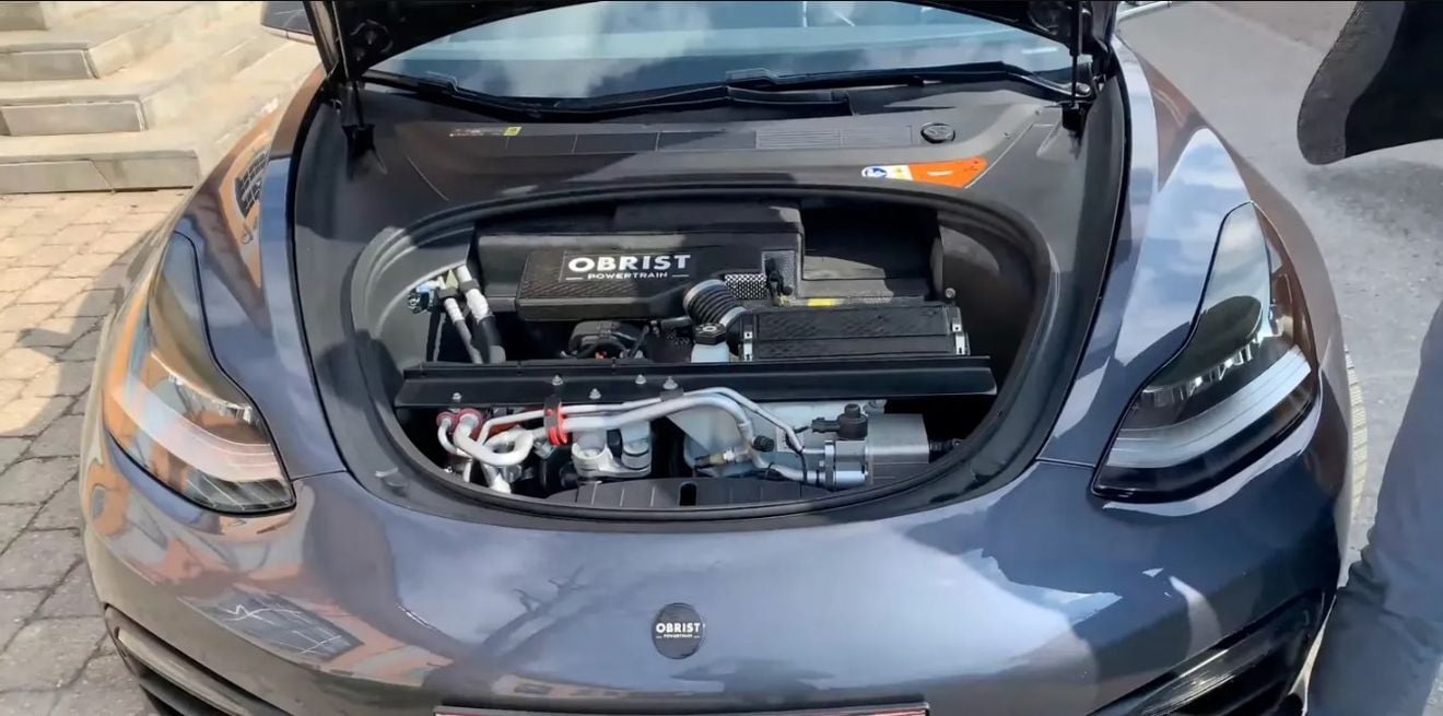 Para sorpresa de nadie, la empresa que puso un motor de gasolina a un Tesla quiebra con 32 millones de deuda