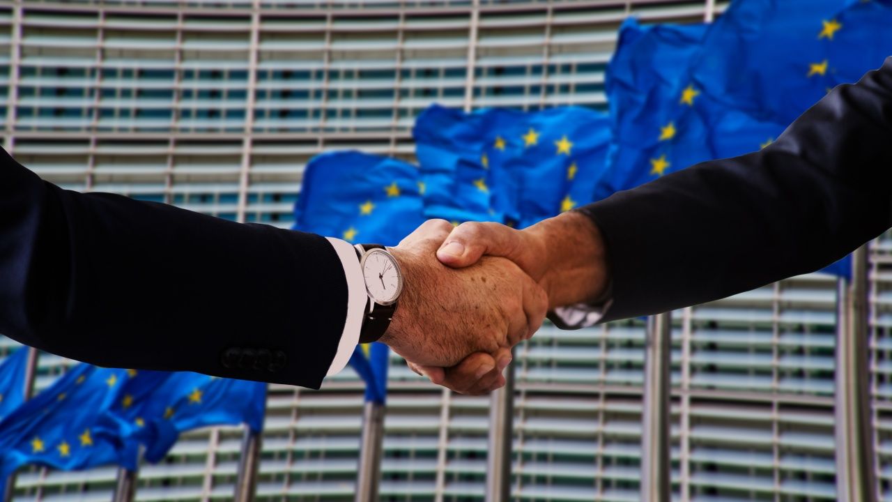 Francia y Alemania llegan a un acuerdo para debilitar los objetivos de emisiones europeos en 2035