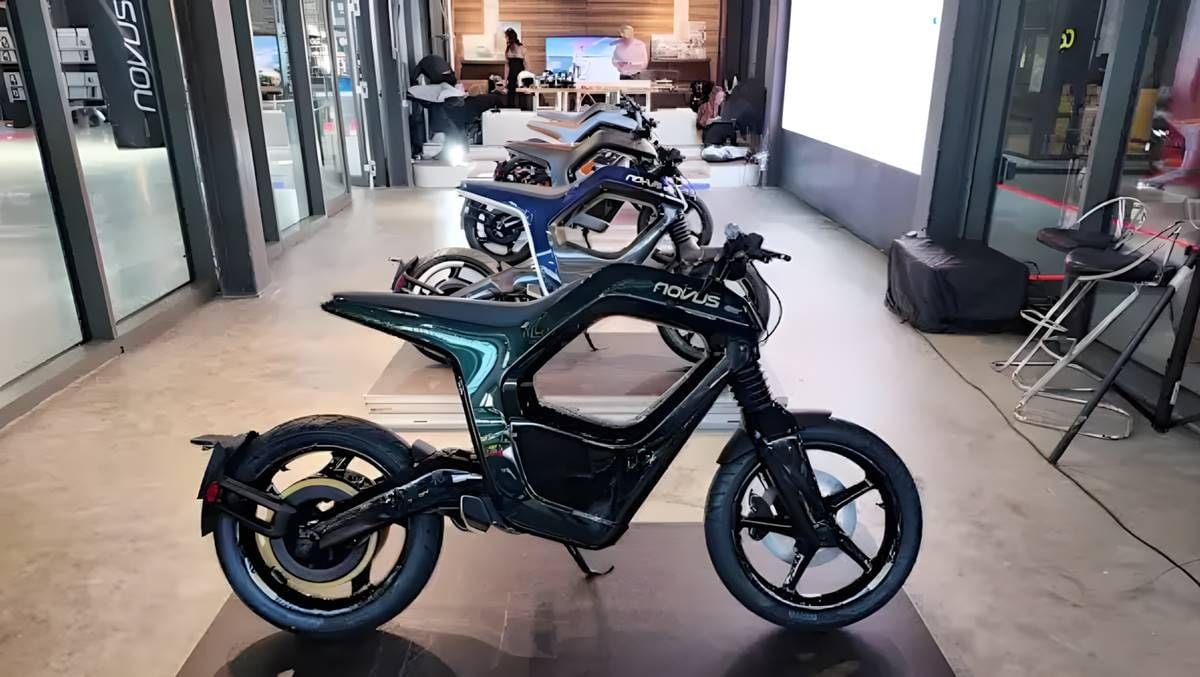 Fibra de carbono, 135 km de autonomía y un diseño diferente para esta moto eléctrica radical
