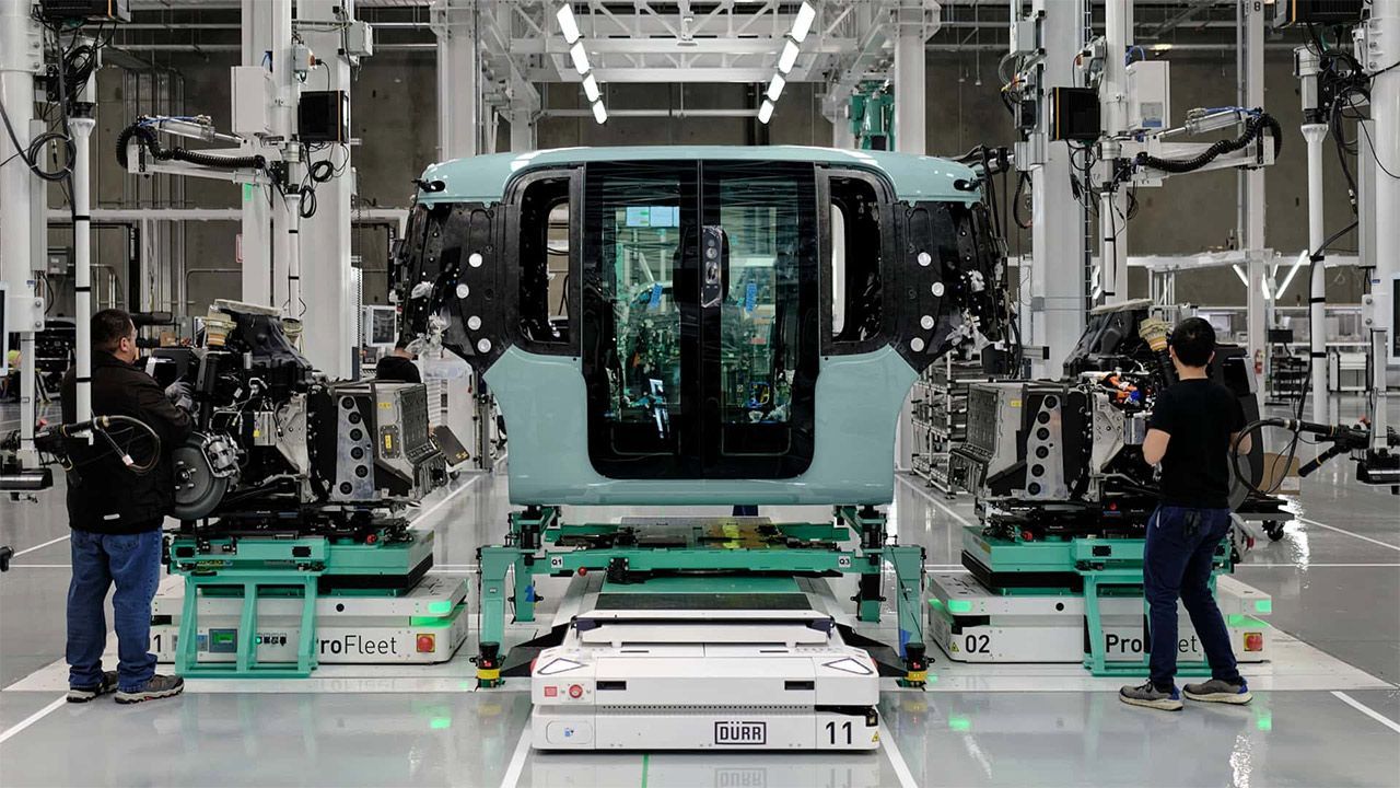 Ya están (casi) aquí los coches autónomos, así es la primera fábrica de Amazon que construye robotaxis