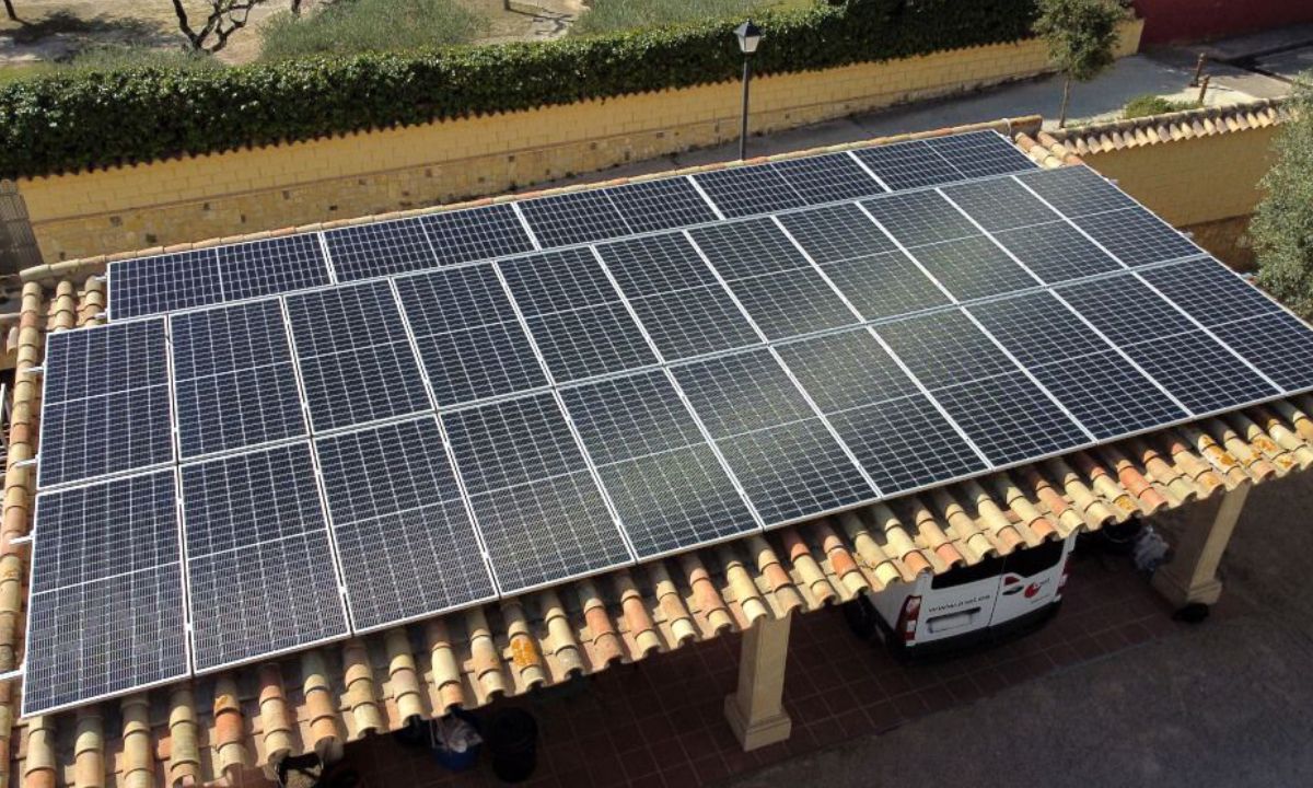 Energía compartida en Valencia: cuando una planta solar deja de ser autoconsumo y empieza a parecer política energética local