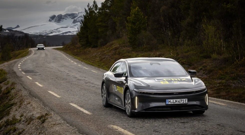 Tesla sorprende en la prueba de verano del club del automóvil de Noruega