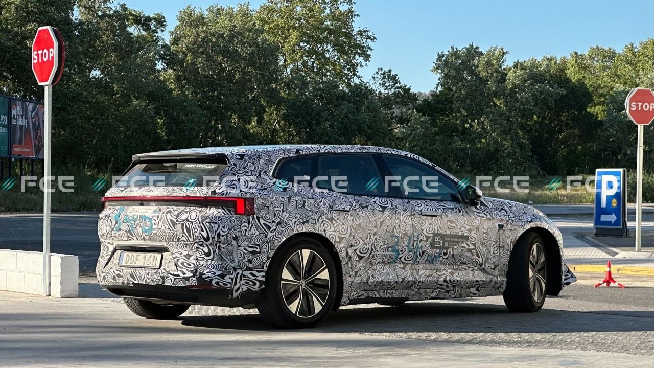 Avistamos en Barcelona el Polestar 4 familiar, que soluciona la ausencia de cristal trasero 1