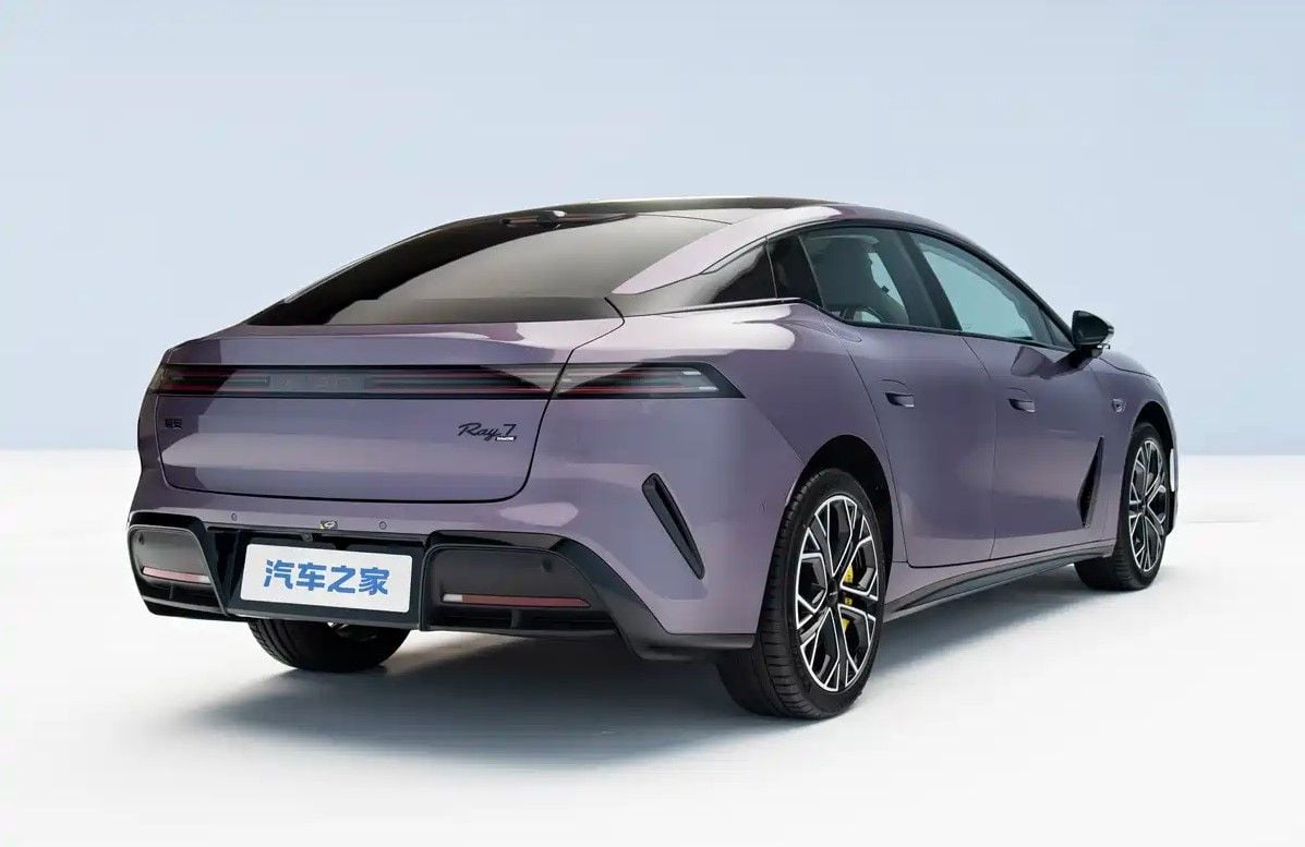 Una berlina eléctrica con batería CATL, sistema Huawei y 700 km de autonomía: así es el Aion Ray7