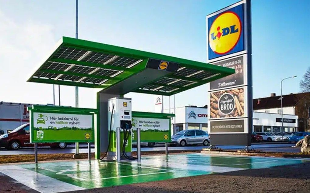 Mientras los combustibles se disparan, Lidl rompe el mercado con carga a 18 céntimos el kWh