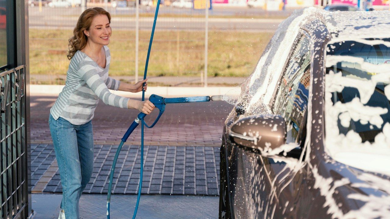 Increíble, este estudio revela que casi la mitad de los conductores jóvenes británicos tiene miedo a electrocutarse al lavar un coche eléctrico