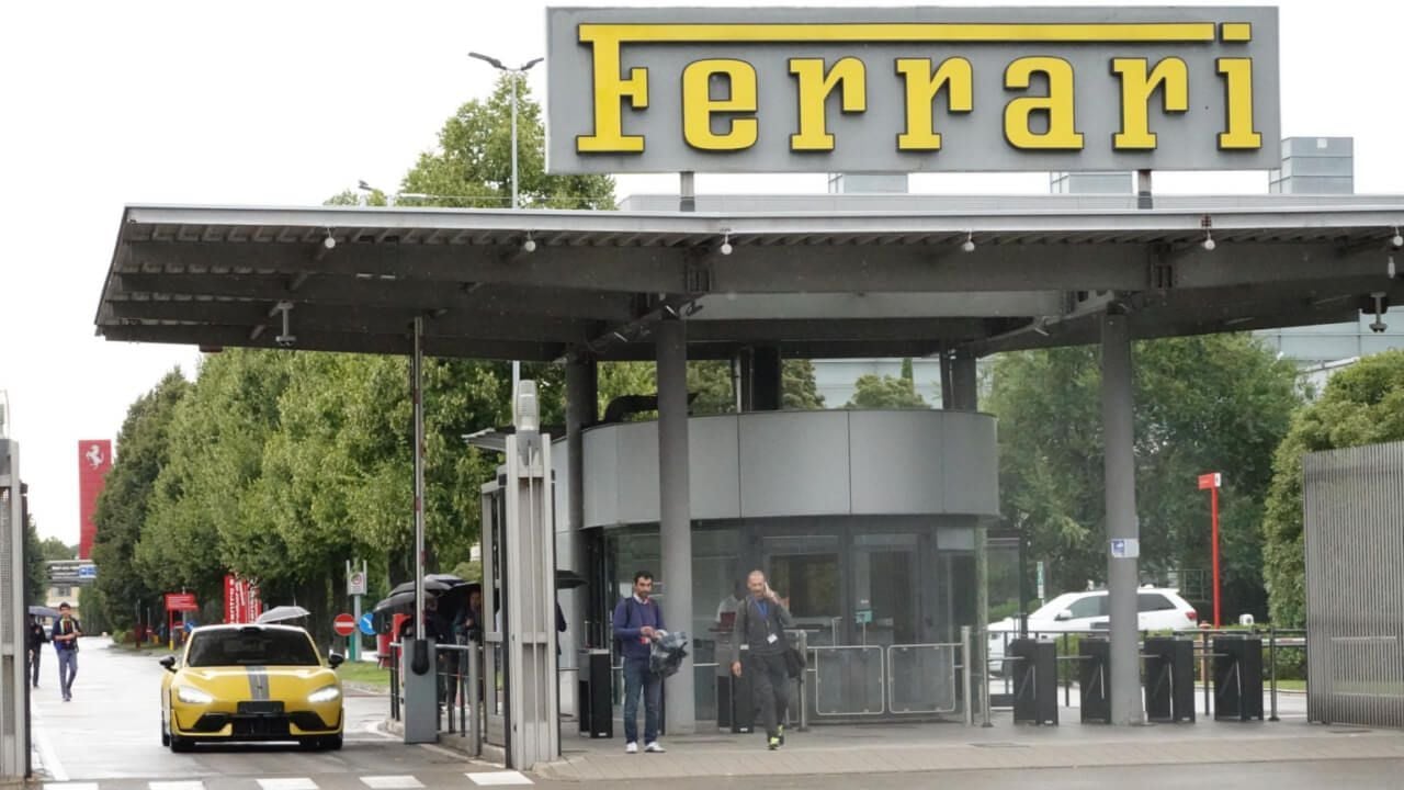 Hasta Ferrari se rinde ante los eléctricos chinos: un Xiaomi SU7 Ultra ha sido pillado en su fábrica de Maranello