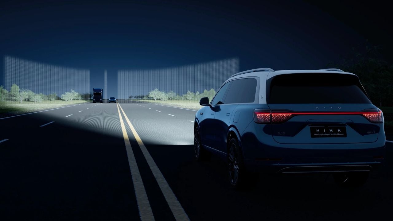 Huawei reinventa el autocine: podrás ver películas a través de sus faros delanteros gracias a su xPixel