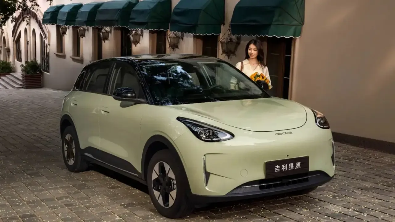 El Geely E2 se actualiza antes de empezar a fabricarse en España: el coche más vendido de China ahora tiene 460 km de autonomía