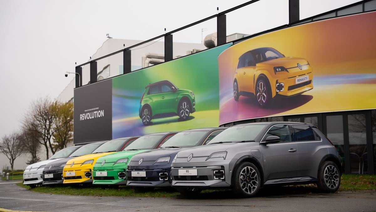 El Renault 5 está desbordando a Renault: su fábrica recupera los tres turnos para intentar reducir las esperas