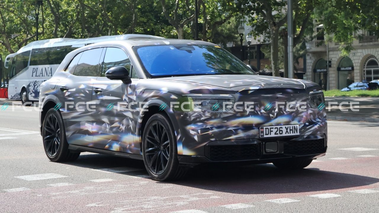 El Bentley Torcal se pasea por las calles de Barcelona: así es el Porsche Cayenne con traje inglés