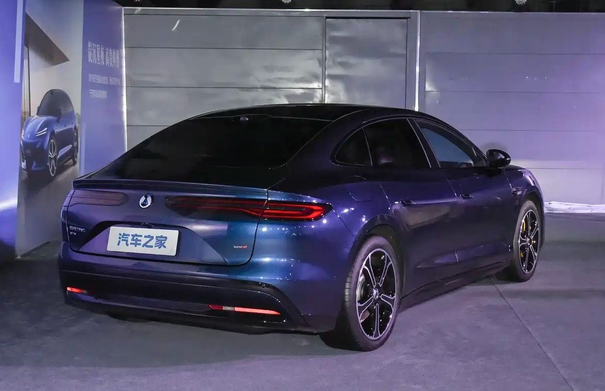 1.100 km de autonomía, 890 kW, carga rápida en 9 minutos y desde 41.300 euros: así es el espectacular Denza Z9S