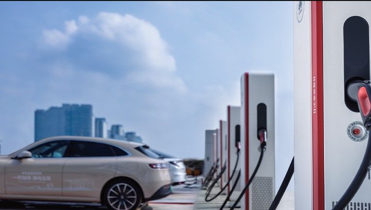 Huawei encuentra la solución para instalar cargadores ultrarrápidos donde la red eléctrica no llega