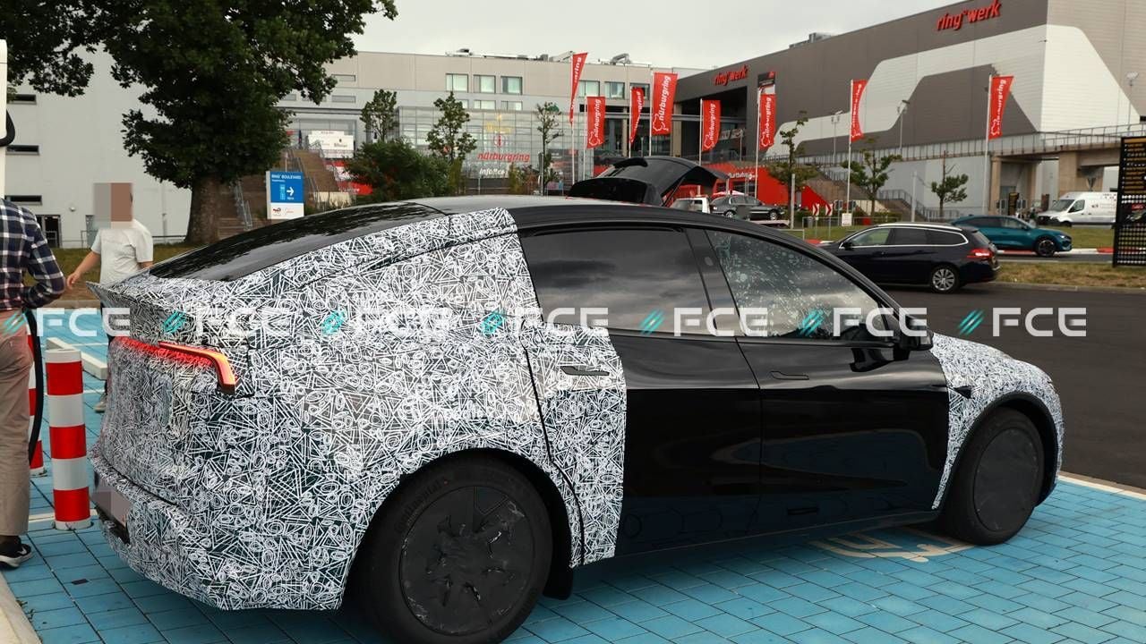El Tesla Model Y de seis plazas ya rueda por Europa