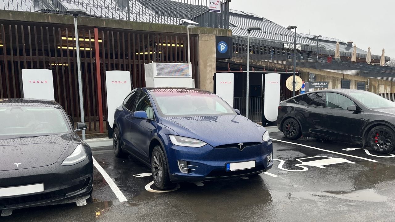 Tesla puede predecir ahora la cola que puedes esperar al acercarte a un Supercargador