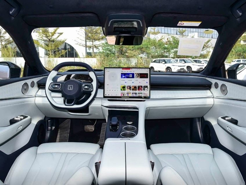 900 V, hasta 810 km de autonomía y carga en 7 minutos: el Zeekr 001 se actualiza y eleva el listón