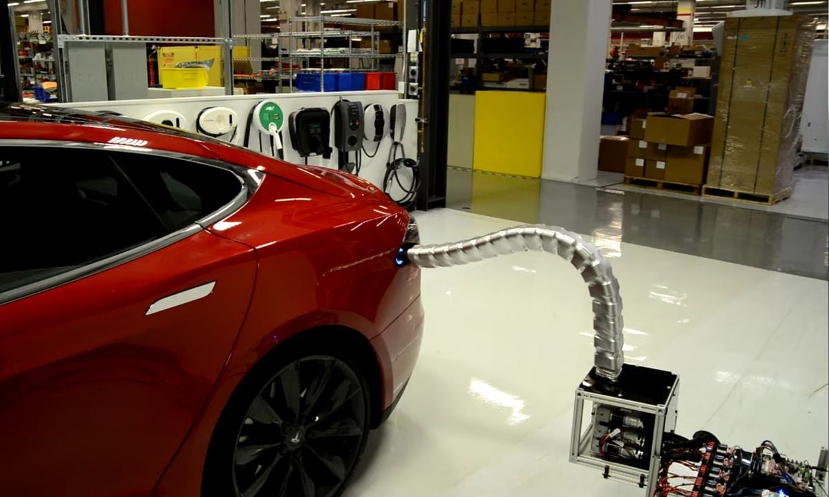 Xiaomi quiere eliminar el cable: el “wallbox” con brazo robótico que carga tu coche solo
