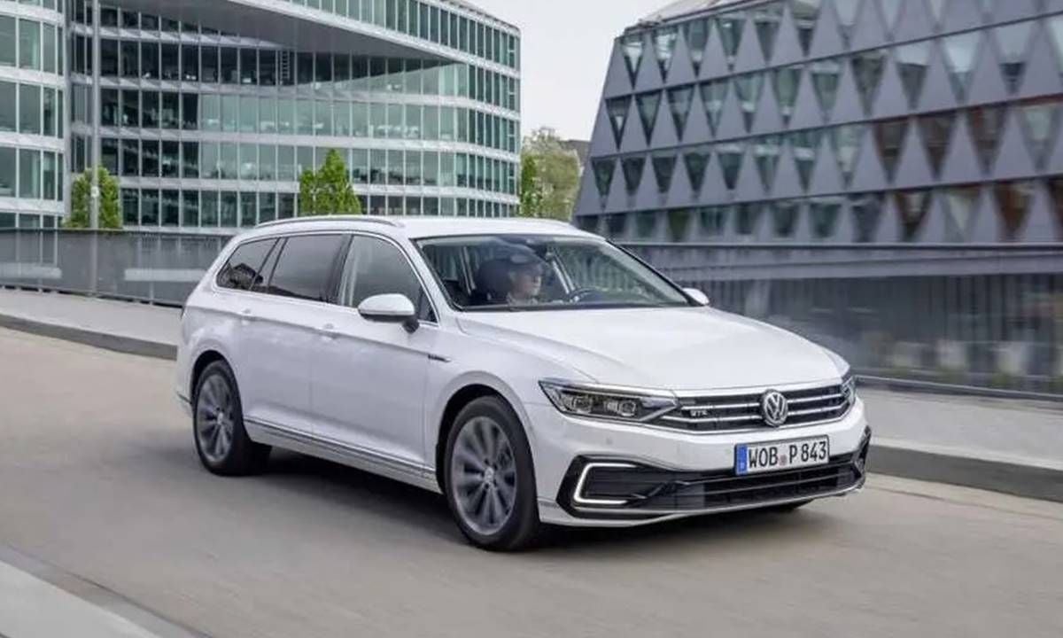 ¿Merece la pena un Volkswagen Passat híbrido enchufable con casi 350.000 km por apenas 8.900 euros?