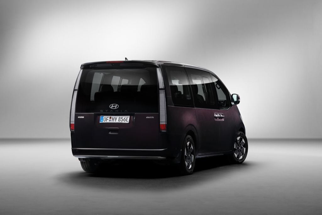 Hyundai Staria Electric: 9 plazas, 800 voltios y más de 400 km de autonomía para conquistar a las familias