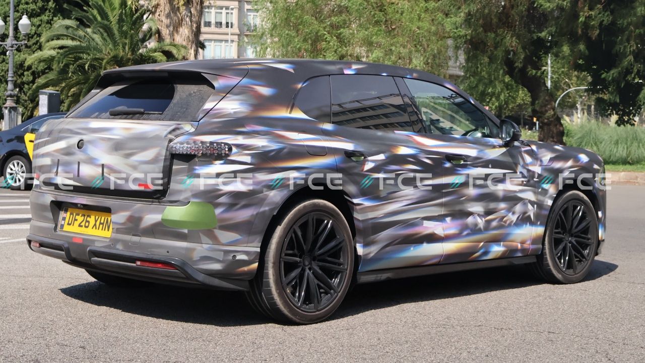 El Bentley Torcal se pasea por las calles de Barcelona: así es el Porsche Cayenne vestido con traje inglés