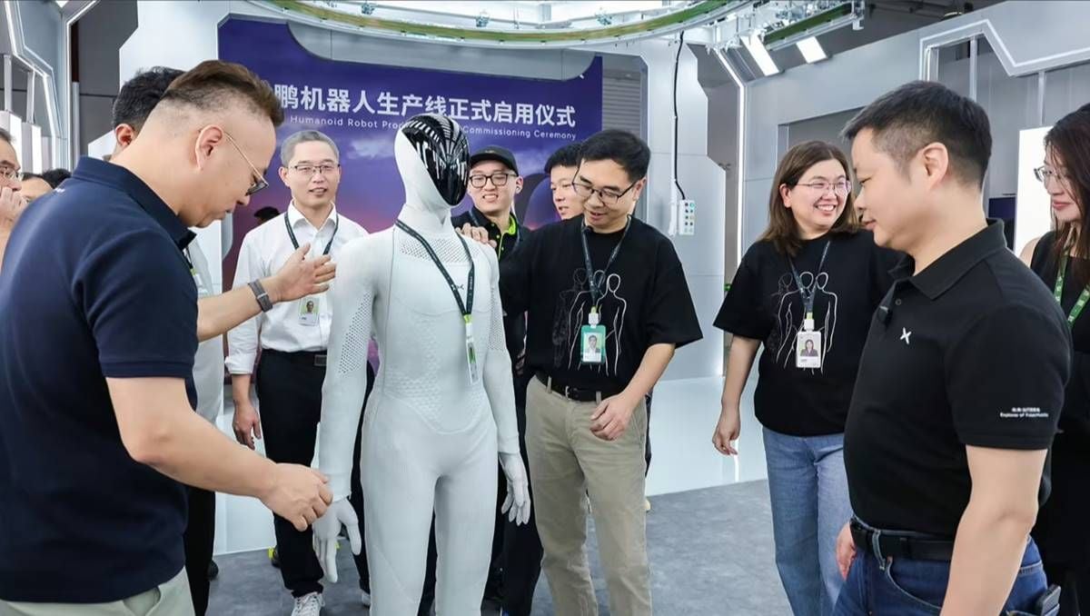 XPeng empieza a fabricar su robot humanoide IRON: sale caminando de la línea de producción