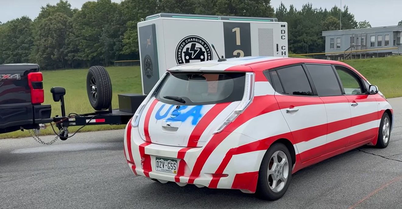 Este Nissan LEAF de primera generación tiene dos baterías en paralelo