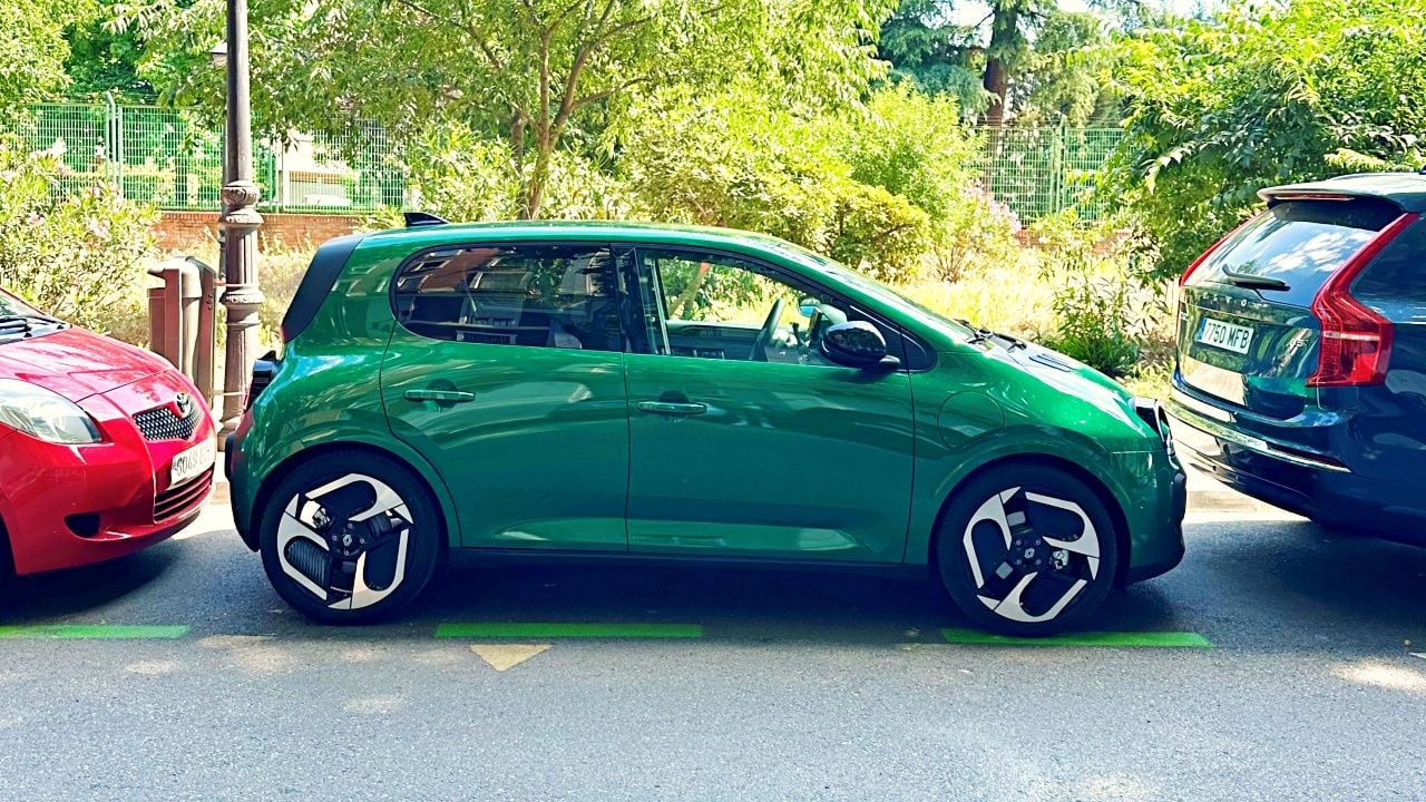 Probamos el nuevo Renault Twingo, un asequible eléctrico europeo que pone en jaque a sus rivales chinos