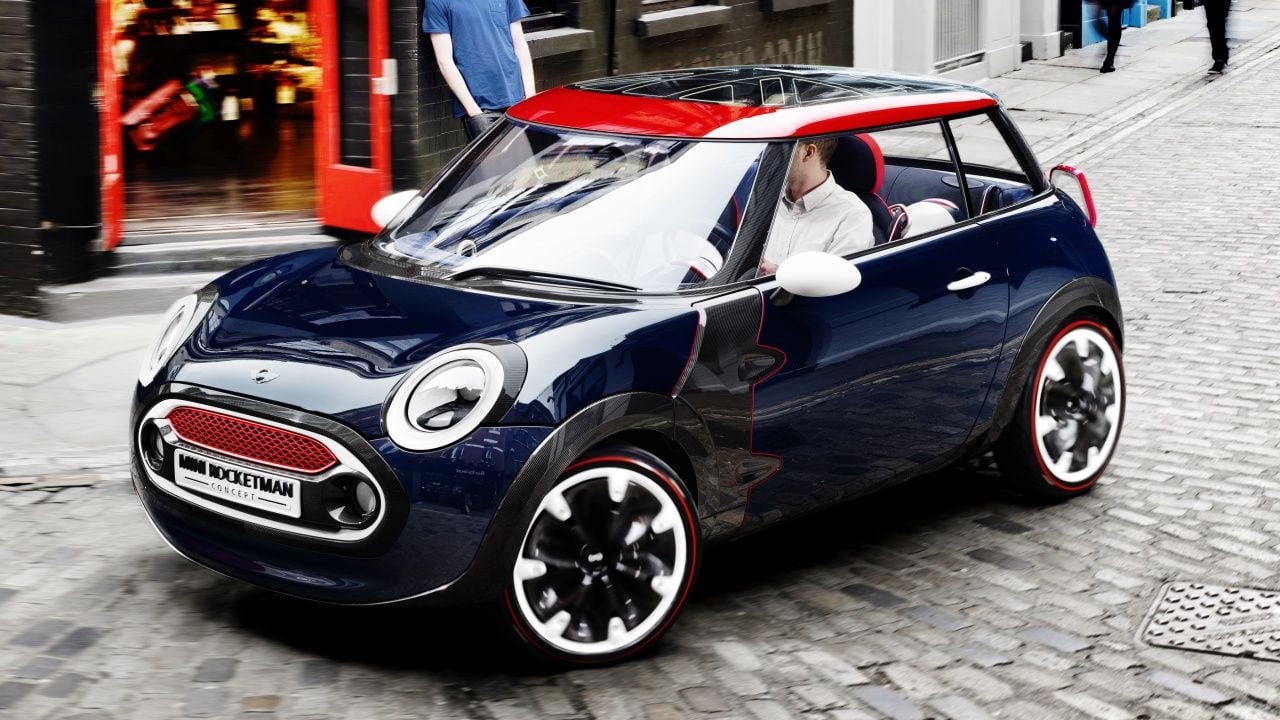 Vuelve el MINI clásico: la marca prepara un modelo más pequeño que el Cooper para competir con el FIAT 500