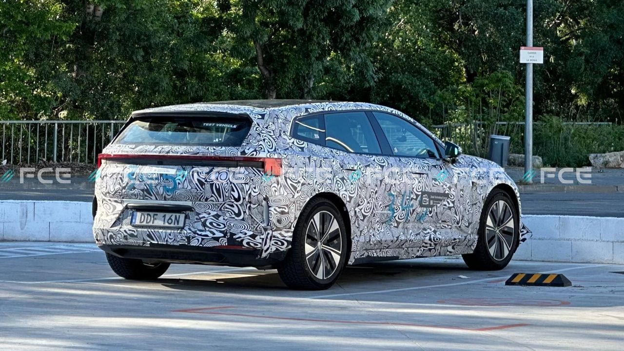 Avistamos en Barcelona el Polestar 4 familiar, que soluciona la ausencia de cristal trasero 8