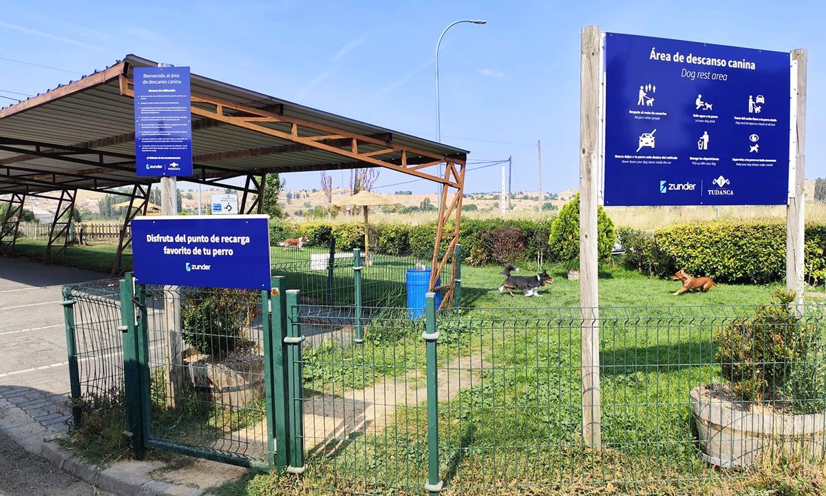 La primera estación de carga ultrarrápida con zona canina ya es una realidad en España