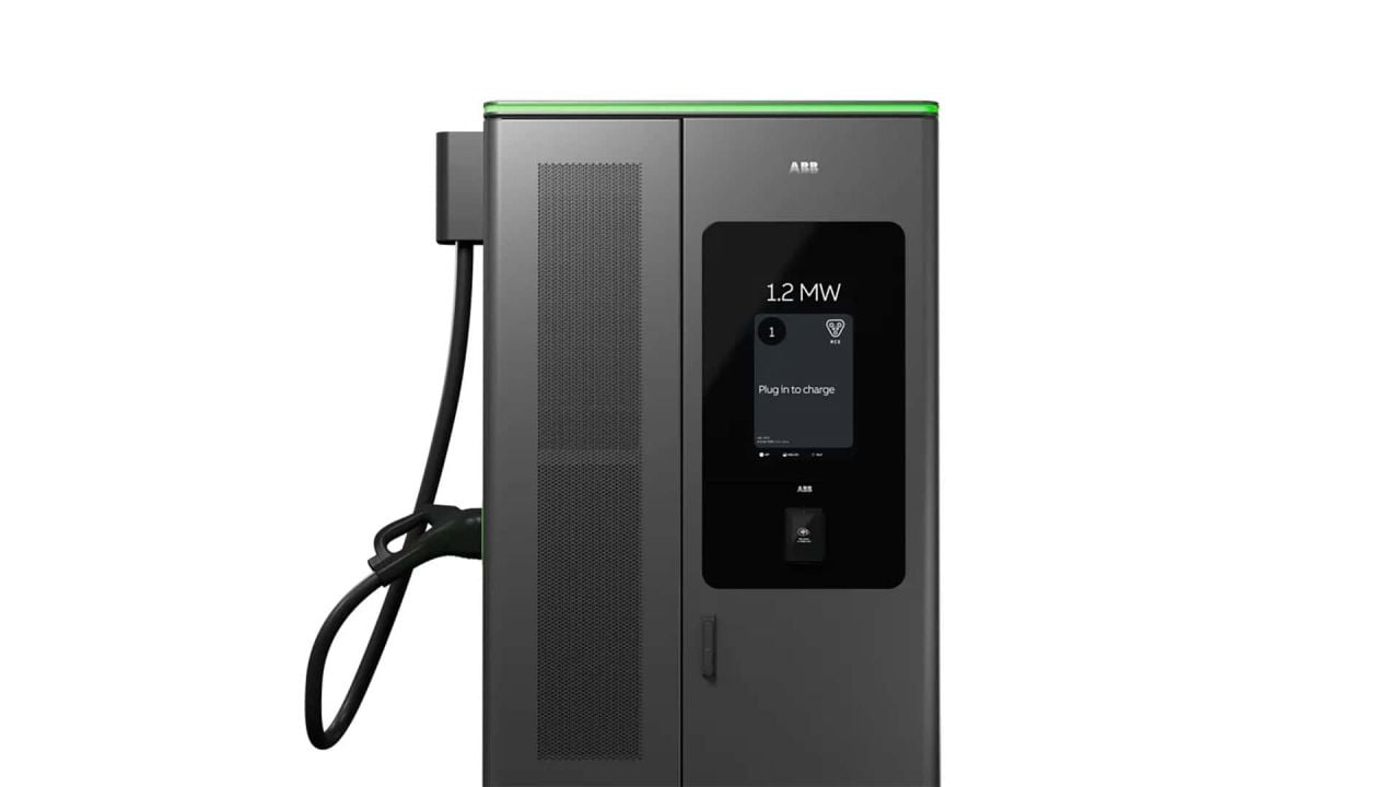 Hasta 1,2 MW y 625 kW/km2, el nuevo cargador de ABB que hace frente a Tesla y BYD