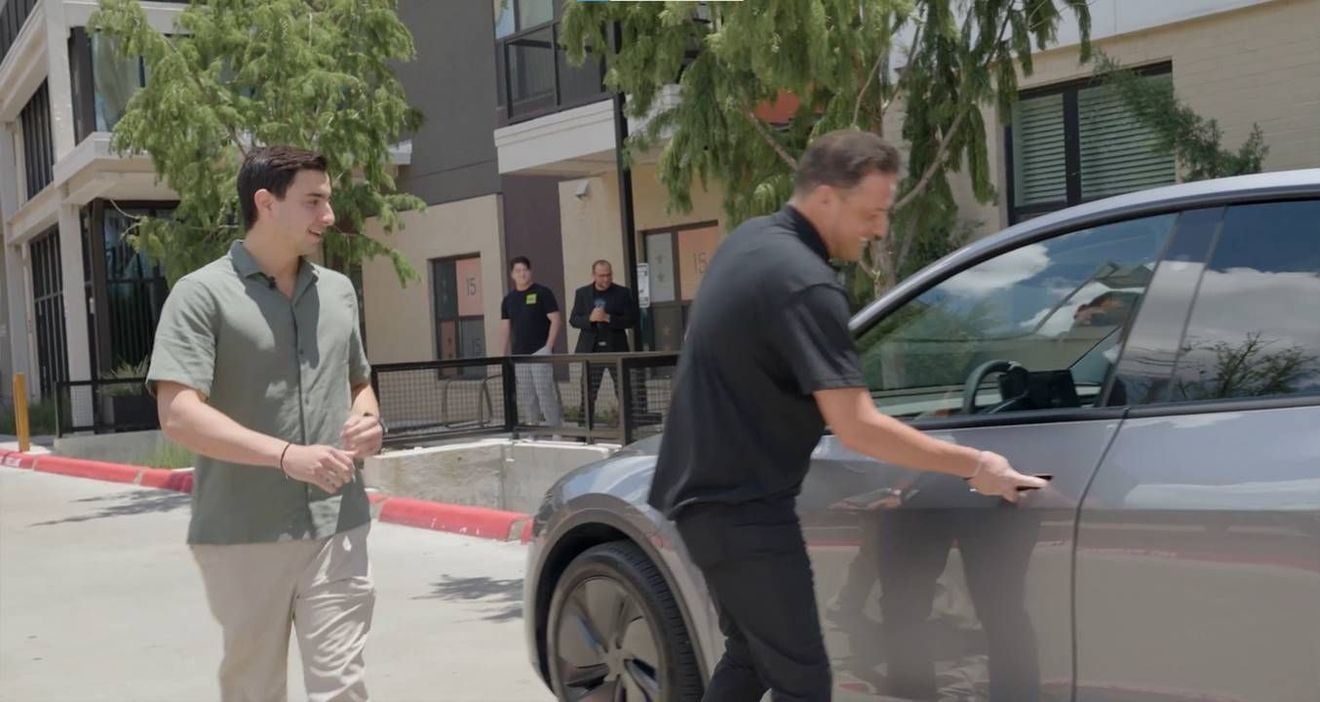Elon Musk asegura que el primer Tesla se entregó completamente autónomo a un cliente