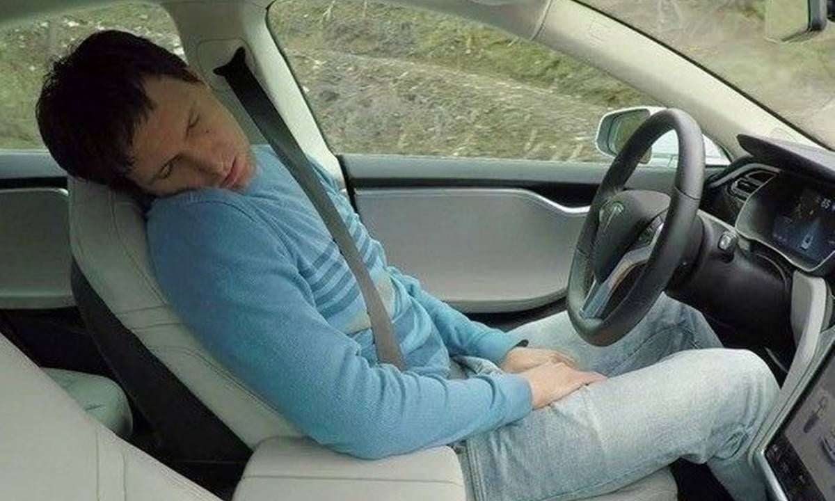 43 vídeos muestran a conductores de Tesla dormidos al volante: las autoridades ya piden explicaciones