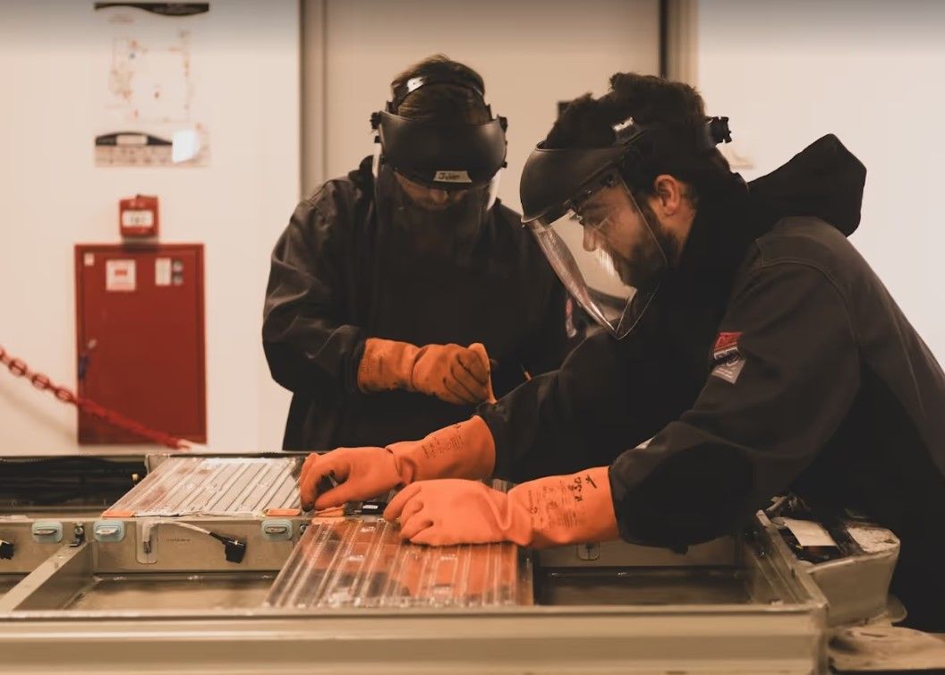 Reparar un coche eléctrico fuera del concesionario ya es posible: esta red de talleres no para de crecer