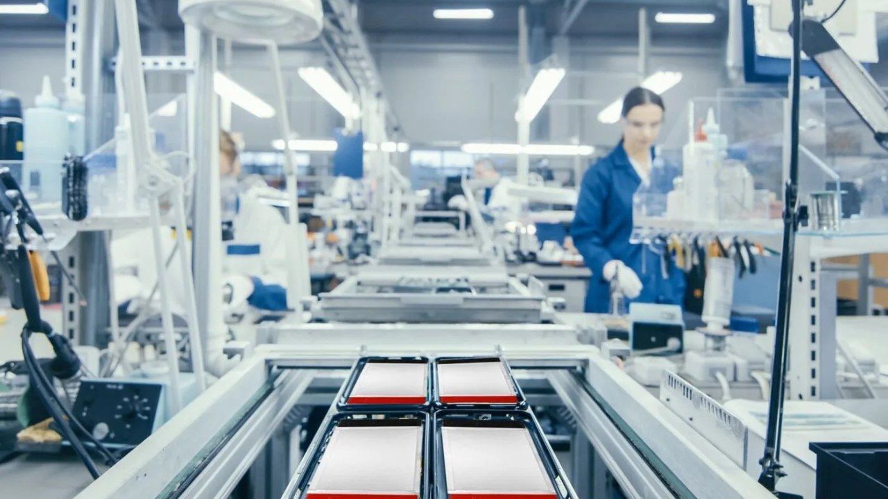 Porsche abandona sus planes de producir baterías para sus coches eléctricos: “No es económicamente viable”