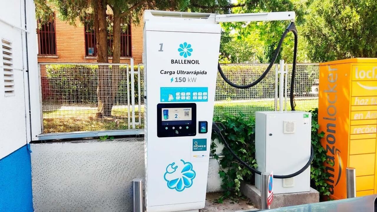 Ballenoil anuncia su propia red de carga, la cadena de gasolineras low-cost se pasa al coche eléctrico