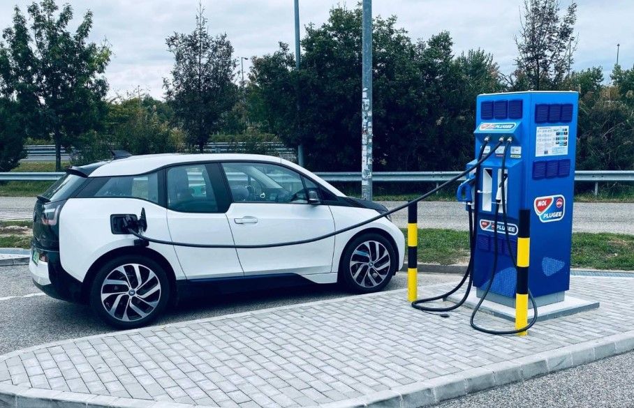 El calor extremo empieza a poner en jaque a los cargadores de coches eléctricos en Europa: de 400 kW a apenas 50 kW