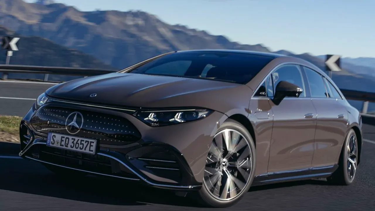 Olvídate de los eléctricos chinos: el Mercedes EQS tiene 926 km de autonomía y acaba de estrenar la dirección del futuro