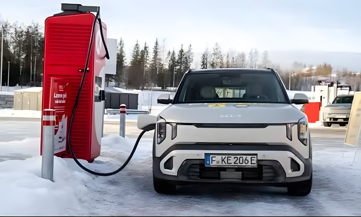 El Kia EV2 demuestra por qué no hay que fiarse de la potencia máxima de carga: la batería pequeña carga casi igual de rápido que la grande