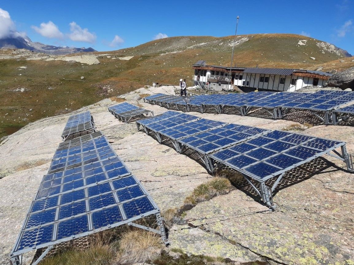 Casi 50 años generando electricidad: la increíble instalación solar de 5 kW que todavía sobrevive en los Alpes