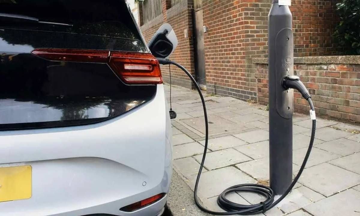 Cargar tu coche eléctrico en la calle con la tarifa de luz de casa: la revolucionaria propuesta de Reino Unido