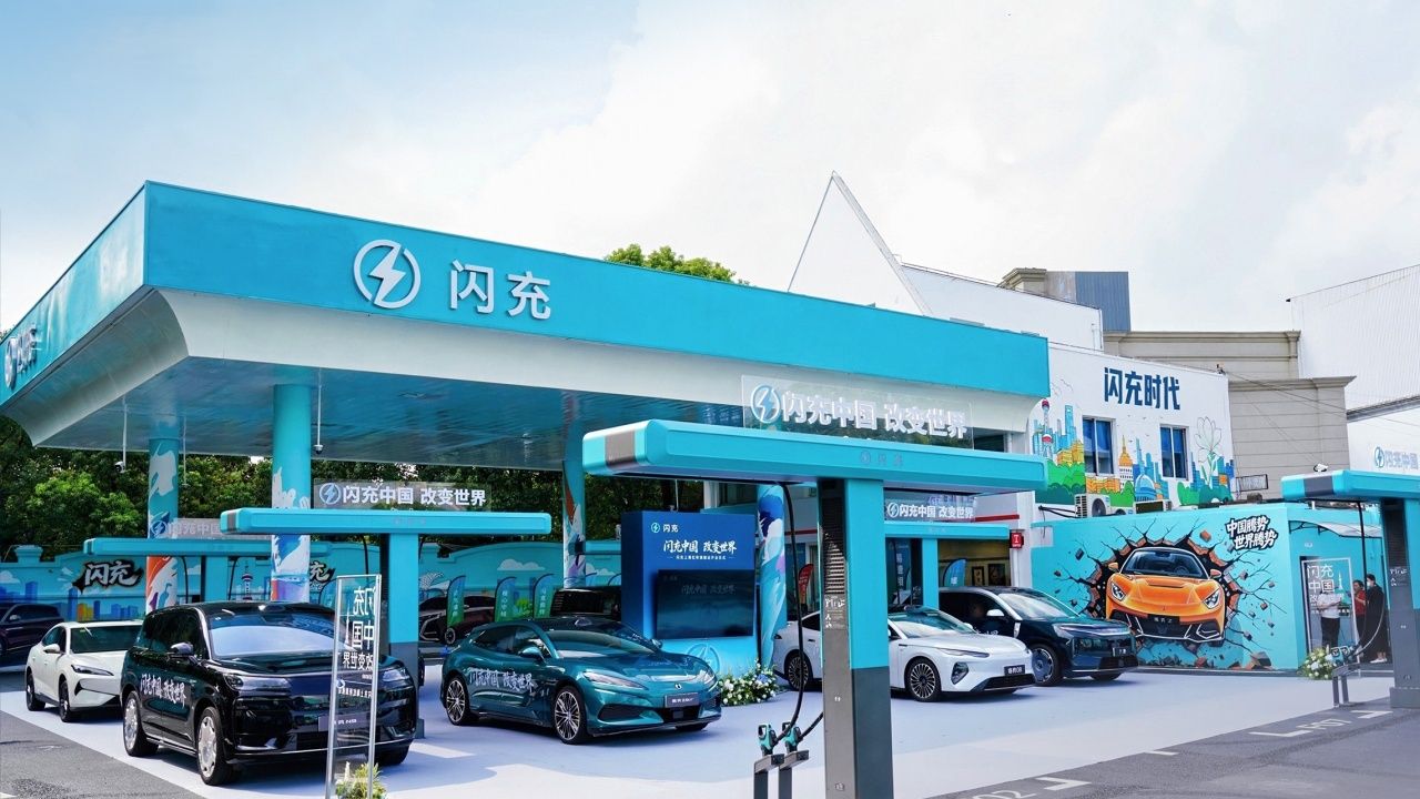 BYD transforma una vieja gasolinera en una estación de cargadores ultrarrápidos capaces de cargar un eléctrico en 5 minutos