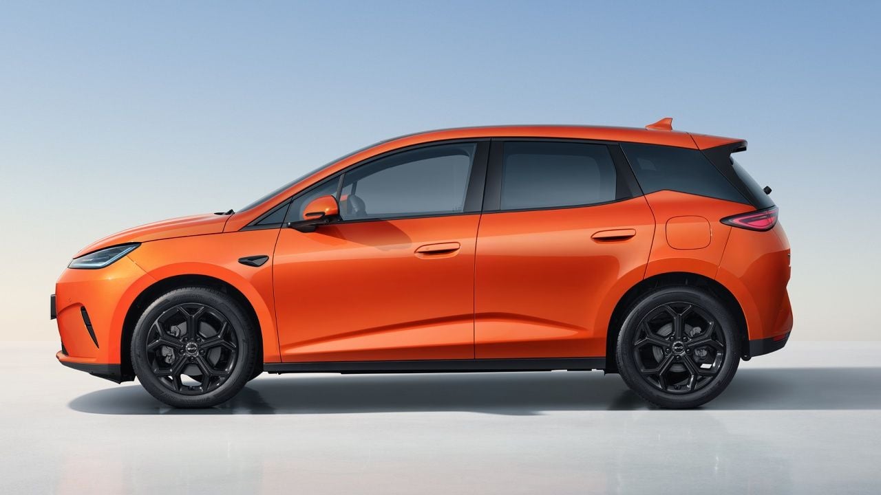 BYD presenta el Dolphin G DM-i, el híbrido enchufable más barato del mercado reta a los Renault Clio y Toyota Yaris