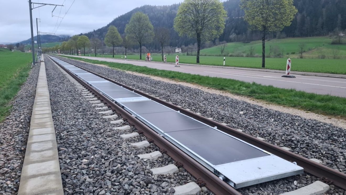 Paneles solares entre las vías: el experimento que quiere electrificar el ferrocarril desde abajo