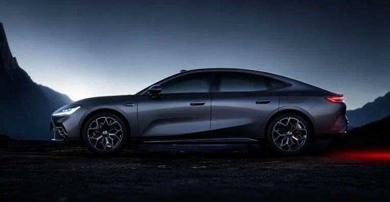 Hasta 725 kilómetros de autonomía para el Geely Galaxy TT, la berlina que fusila el diseño del Xiaomi SU7
