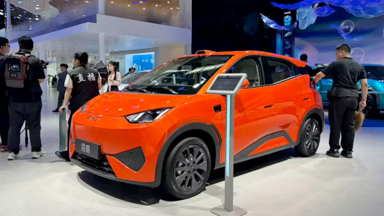 BYD renueva el asequible Dolphin Surf con más de 500 km de autonomía y el sistema 'Ojo de Dios'