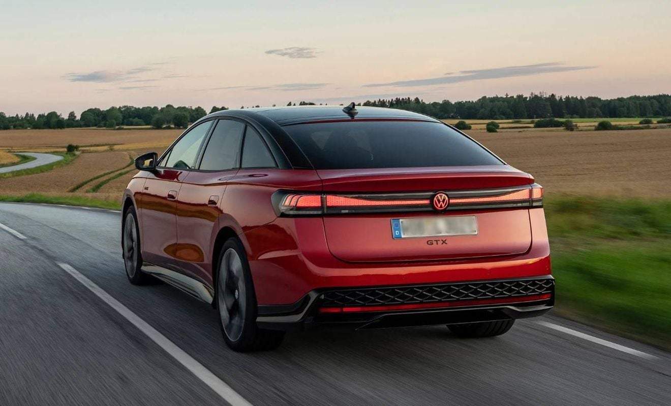 589 km de autonomía, 340 CV y carga a 200 kW: el Volkswagen ID.7 GTX baja 14.000 euros su precio